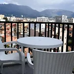 Cozy Near New Bazaar With Free Parking 아파트 티라나