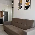Cozy Near New Bazaar With Free Parking 티라나