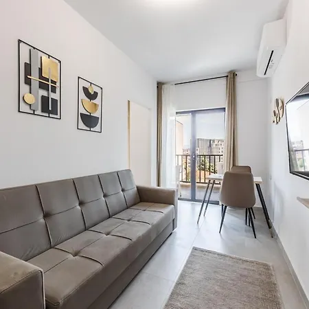 Cozy Near New Bazaar With Free Parking Apartment *