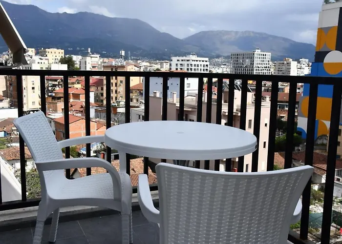 Cozy Near New Bazaar דירה טיראנה